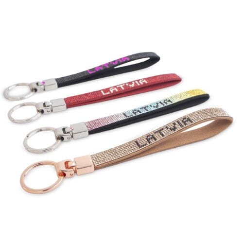 Spīdīgs atslēgu piekariņš "latvija"