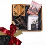 Dāvanu komplekts – Kafija,Tēja, Krūze ar Ragu un Koka Paliktnis