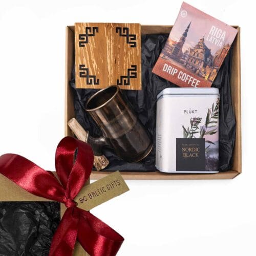 Dāvanu komplekts – kafija,tēja,  krūze ar ragu un koka paliktnis