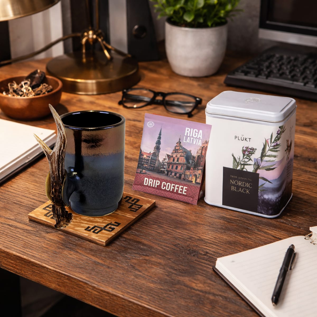 Dāvanu komplekts – kafija,tēja,  krūze ar ragu un koka paliktnis