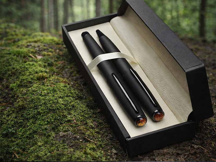 Soft-touch pildspalvas ar dzintaru, melnas, dāvanu kastē