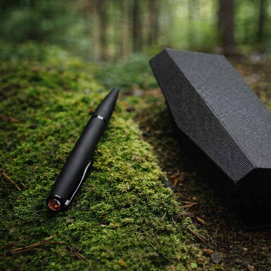 Soft-touch pildspalva ar dzintaru, melna, dāvanu kastē