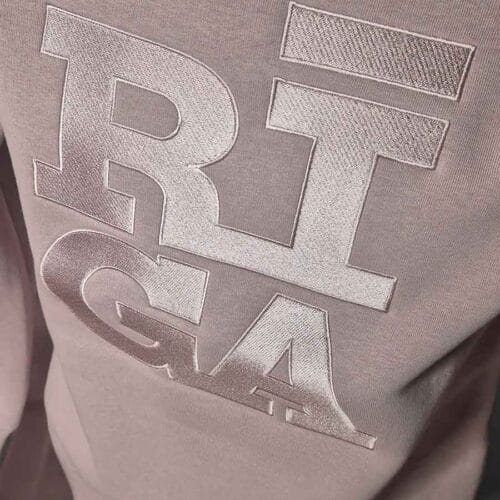 Riga Original izšuvuma tuvplāns uz džempera