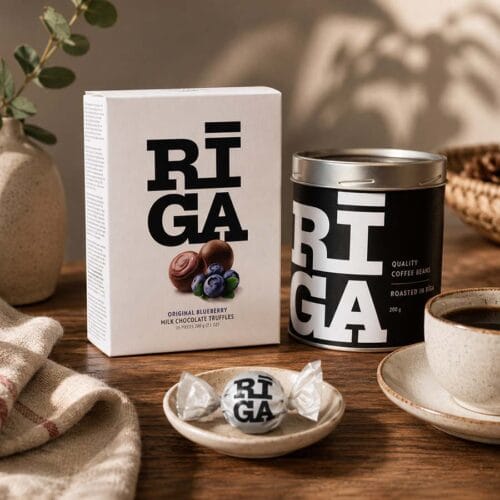 Rīgas šokolādes trifeles izliktas uz galda kopā ar kafiju