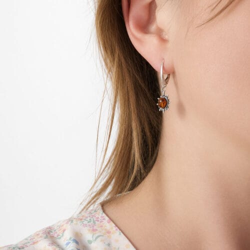 silver-earring-amber-sun-french-1 Sudraba auskari saulītes formā ar oranžu dzintara gabaliņu