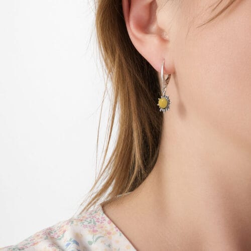 silver-earring-amber-sun-french-milk-1 Sudraba auskari saulītes formā ar dzeltenu dzintara gabaliņu