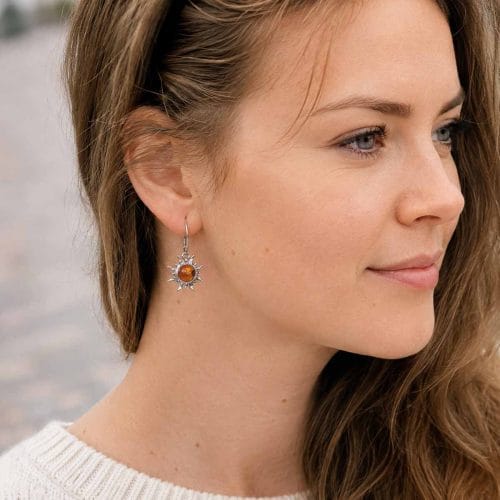 silver-earring-amber-sun-french-milk-m-1 Sudraba auskari saulītes formā ar oranžu dzintara gabaliņu