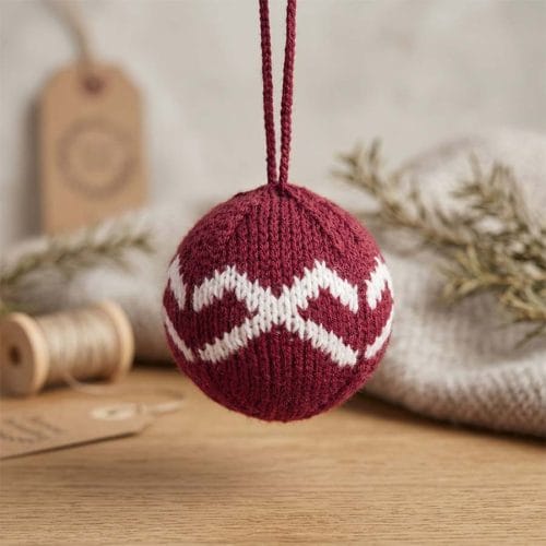 Adīta eglīšu bumba – jumis, sarkana