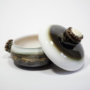 Ceramic pot with lid and horn handles, brown, ⌀ 18 cm