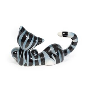 Ceramic cat figure, lying down and holding envelope from riga, 23 cm