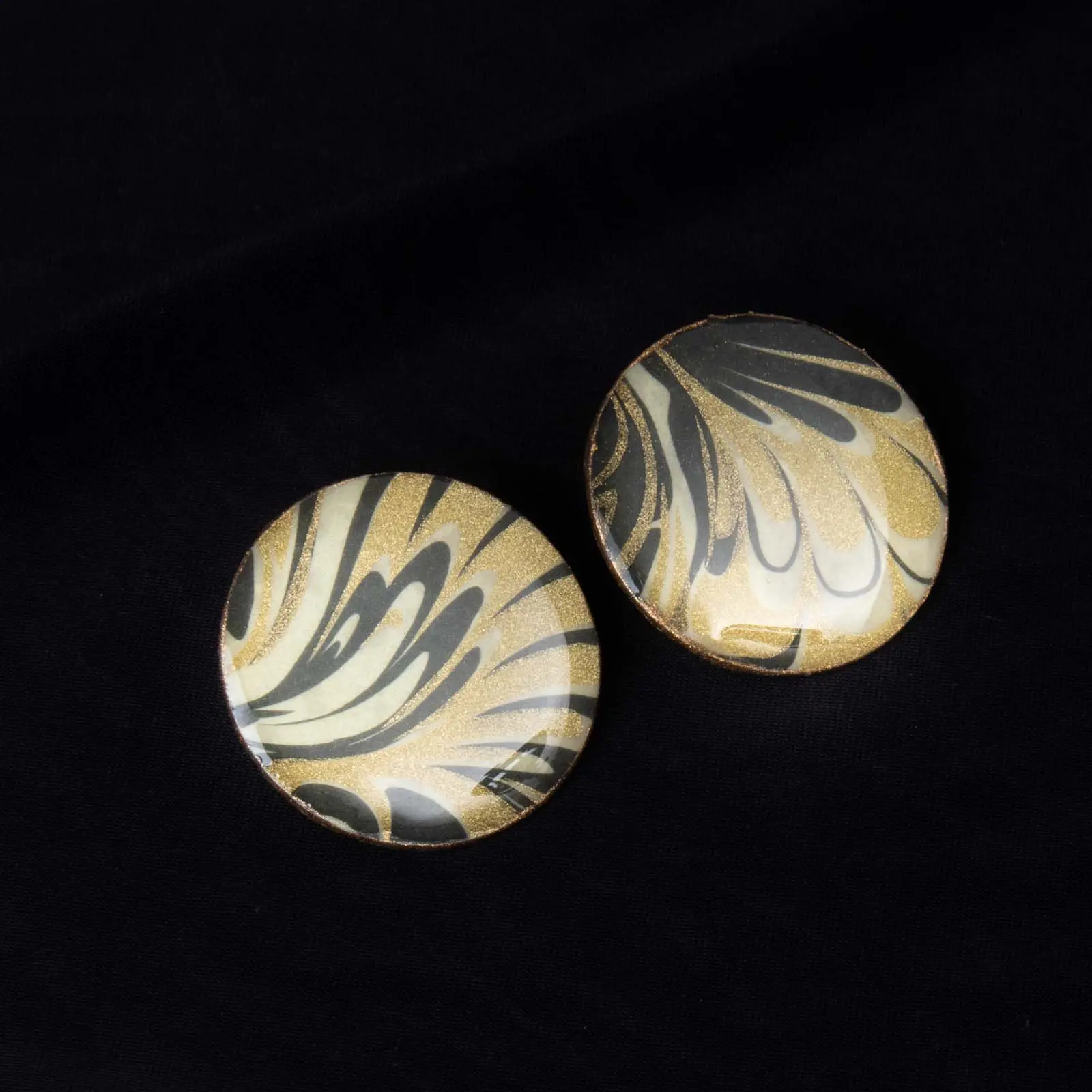 Paper button earrings with wing motif