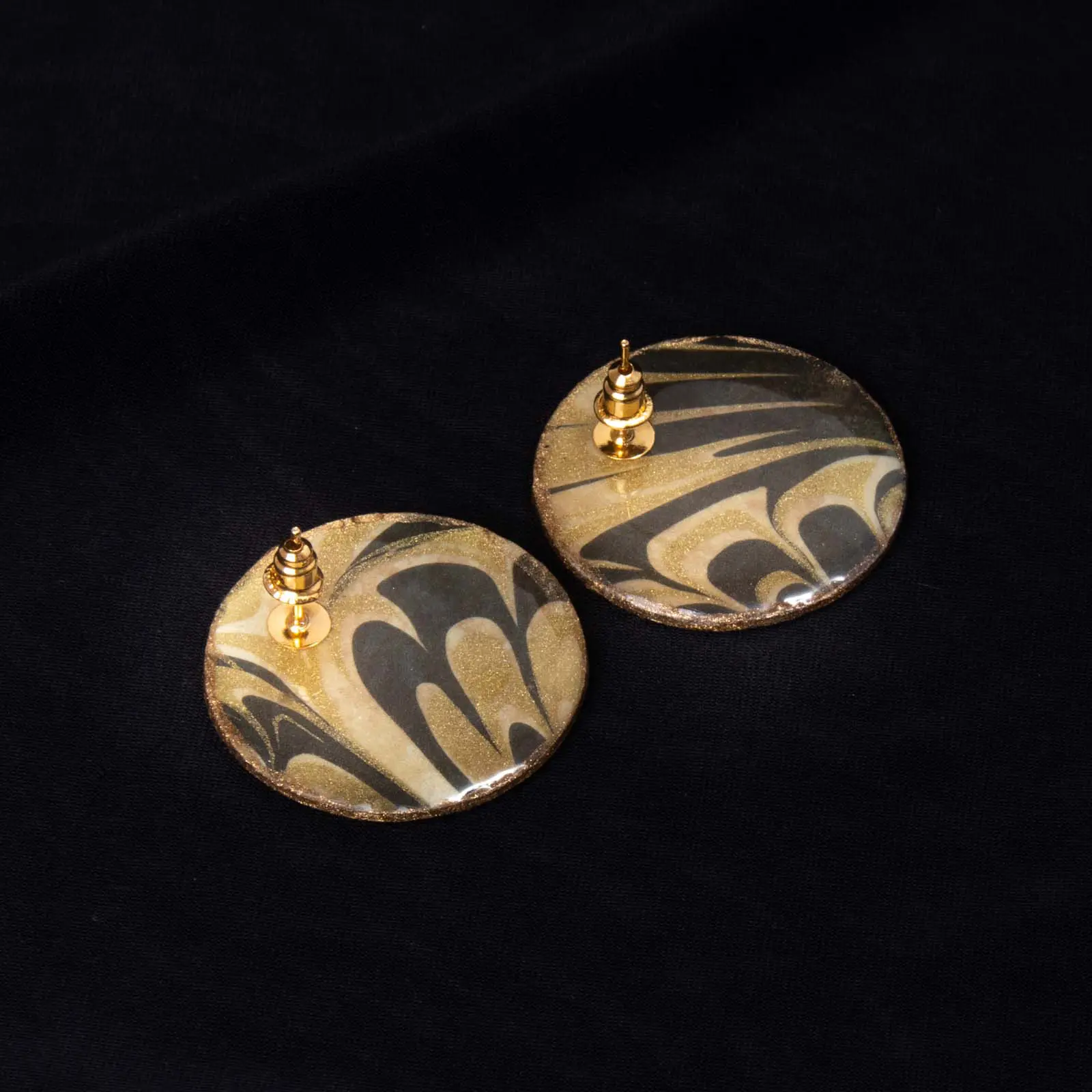 Paper button earrings with wing motif