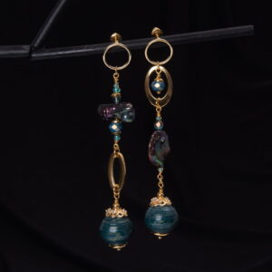 Paper earrings with baroque pearls