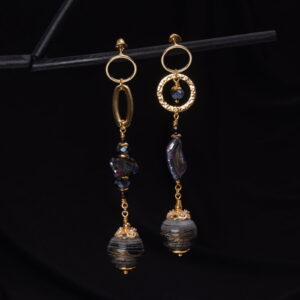 Paper earrings with baroque pearls