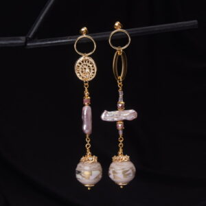 Paper earrings with baroque pearls