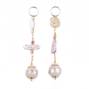 Paper earrings with baroque pearls