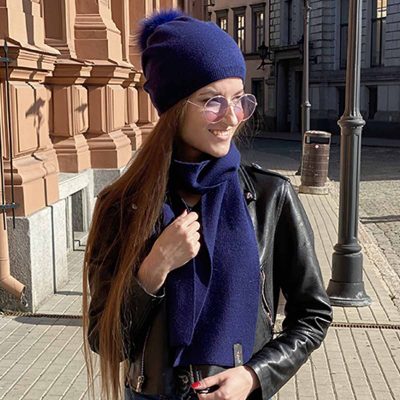 Knitted cashmere hat with fur pom pom, navy blue