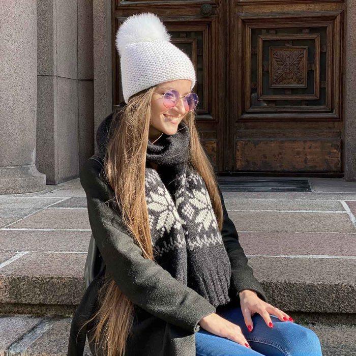 Knitted wool hat with fur pom pom, double lining, white
