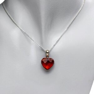 Heart shaped amber pendant, 1.5×1.5 cm