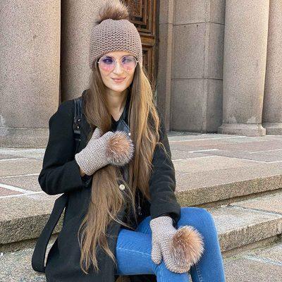 Knitted wool mittens with fur pom pom, beige
