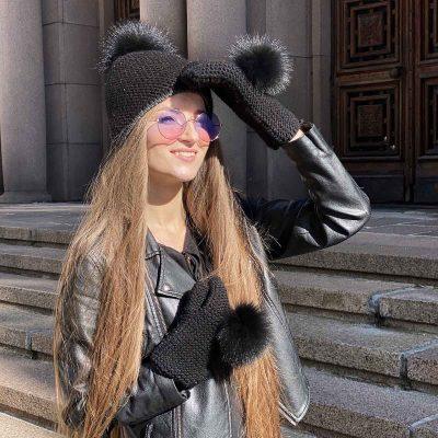 Knitted wool hat with fur pom pom, double lining, black