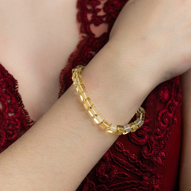 Bracelet with amber cubes, light yellow, 6 cm