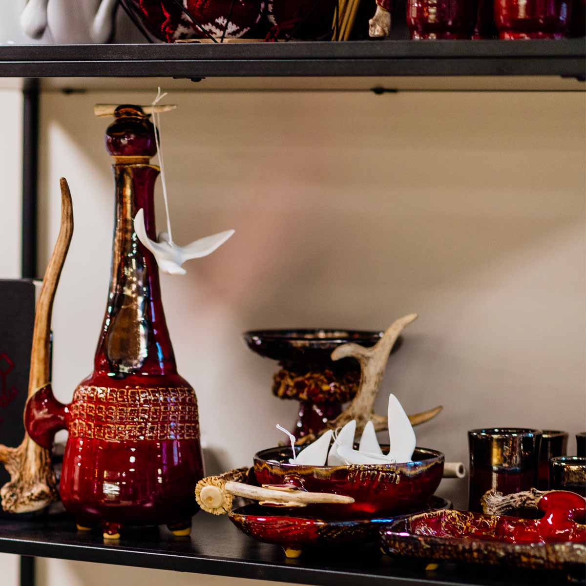 Ceramic carafe with antler elements, reddish-brown, 1l