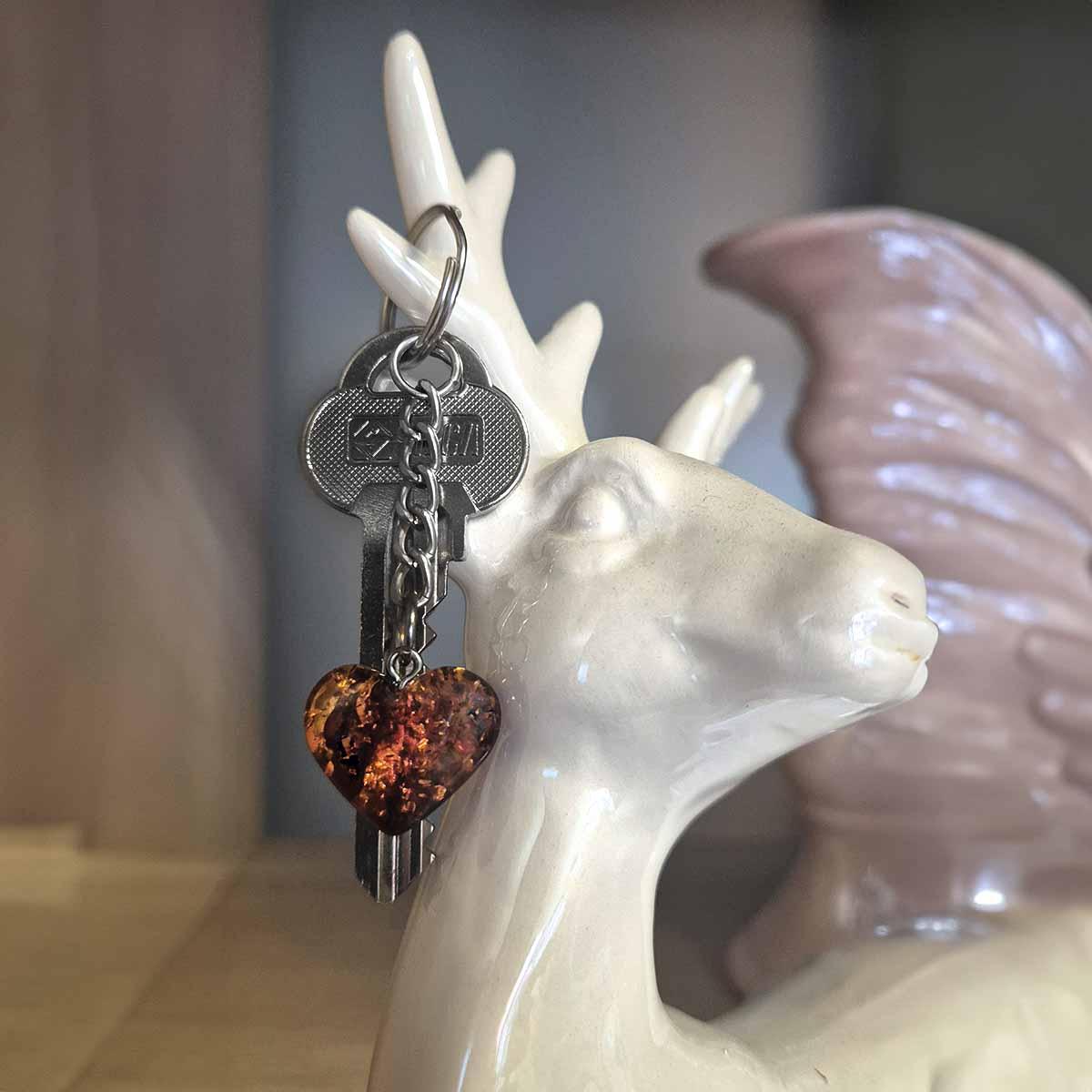 Keychain with amber "heart", 7 cm