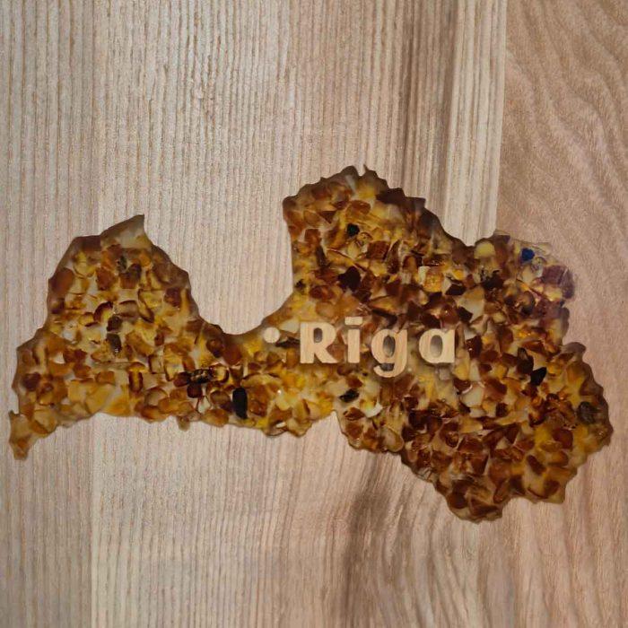 Kitchen cutting board with amber "latvia", 17 x 25 cm