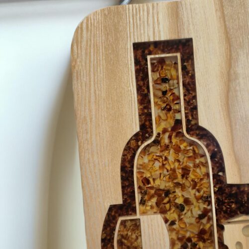 Kitchen cutting board with amber "wine and cheese", 17 x 25 cm