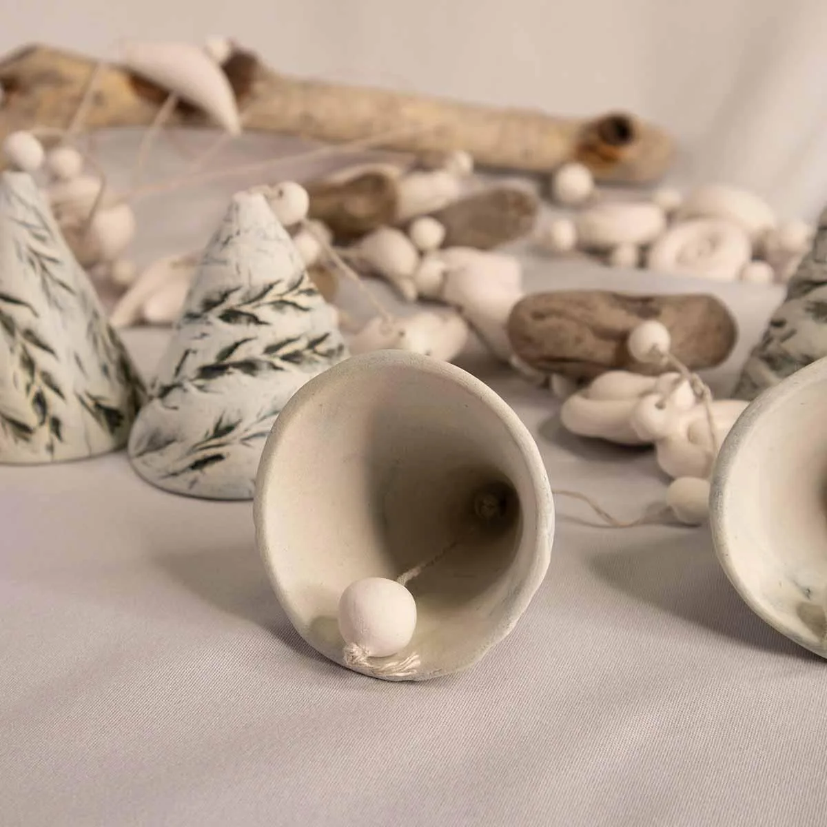 Ceramic wind chimes, bent grass motif, white, 7 bells