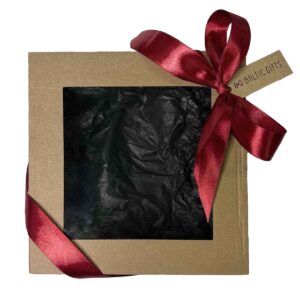 lina-virtuves-komplekts-latvija-prieksauts-paliktnis-cimds-2 (1) Gift set - candle, pen & leather keychain with amber