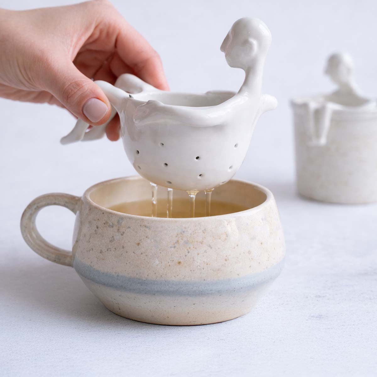 Porcelain tea strainer, he / she