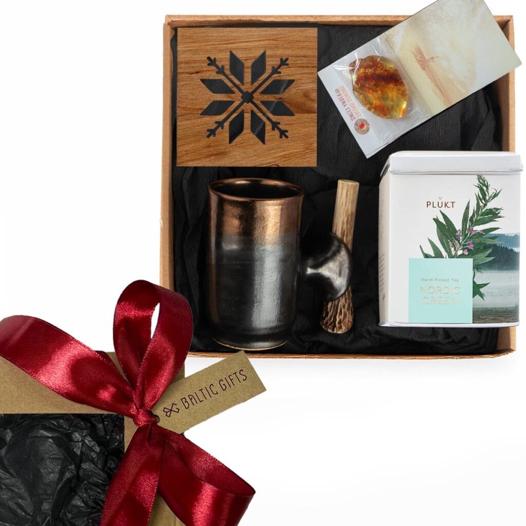 Gift set – horn handle mug, “plūkt” tea, sweet amber candy and wooden coaster