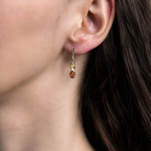 auskari-dzintara-lasites-divas-krasas-1 Silver earrings drops with deep brown amber, gold plated (copy)