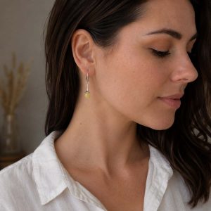 auskari-zelta-lasites-sudraba-dzintars Silver earrings with light yellow amber piece