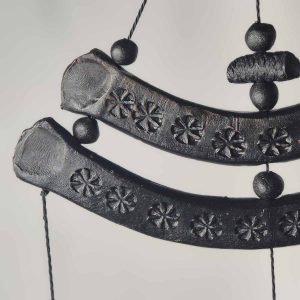 keramikas-veja-zvani-3-melni-2pirsktu-atspiedumi-1 Ceramic wind chimes with heart and 3 bells, black